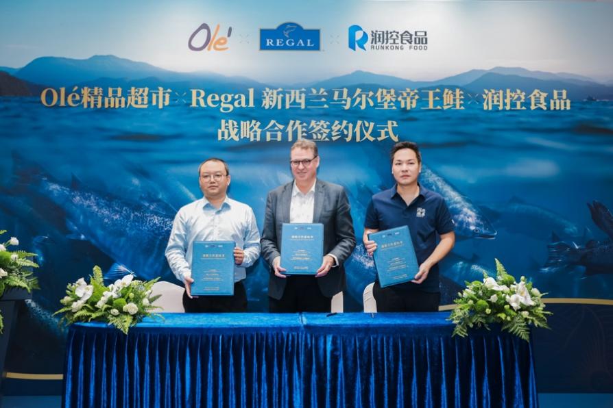 签约仪式嘉宾 （从左到右） ：华润万家精品超市事业部总经理吴杰； 新西兰帝王鲑有限公司首席执行官Carl Carrington; 润控食品首席执行官郑晓文。