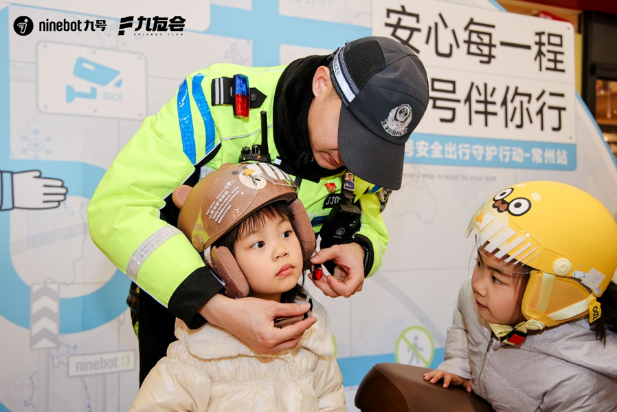 交警教孩子们正确佩戴头盔