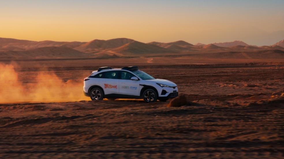 北汽极狐阿尔法T5 Robotaxi完成高温测试。