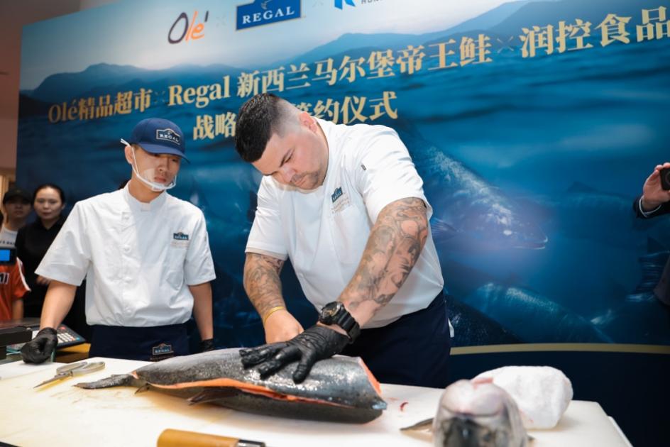 Caleb Carter主厨（右）展示Regal新西兰马尔堡帝王鲑开鱼秀。