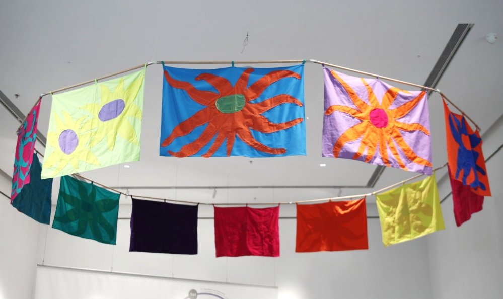 冯翰婷《娇娇的太阳》 布料,装置 单张尺寸:70 × 100 cm 装置尺寸:500 - 600 cm (直径)2023