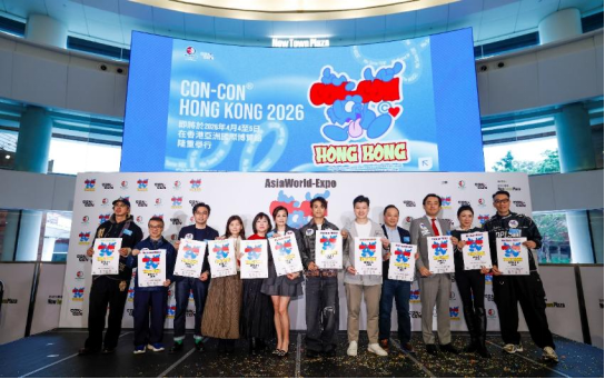 羚邦集团创办人兼董事会主席 赵小燕（左六）、香港新世代流行音乐歌手江𤒹生 （AK@MIRROR）及一众品牌代表出席‘CON-CON® HONG KONG 2026’发布会&nbsp;
