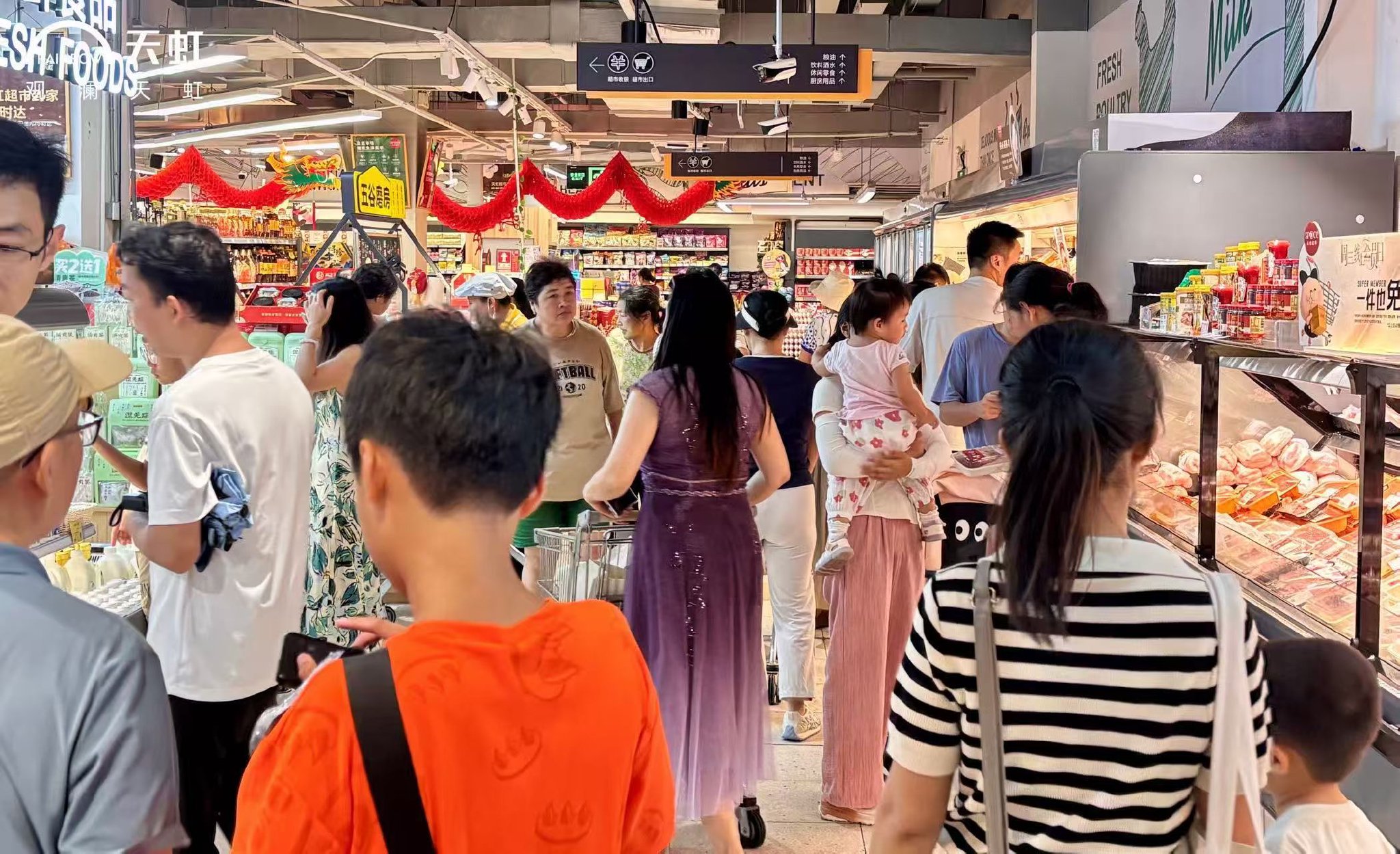 受活动带动，观澜天虹商场客流增长明显。