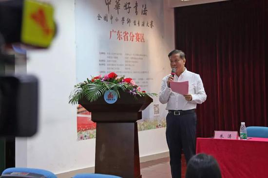梅山小学校长刘东风致辞大赛评委兼分赛区组委会副主任罗永炜宣读分