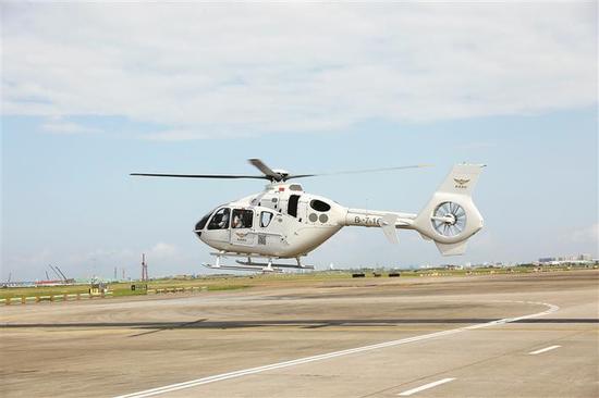 双引擎直升飞机从深圳宝安机场起飞,15 分钟后抵达香港信德直升机场