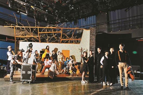 深大表演系毕业大戏挑战经典《六个寻找剧作家的角色》_新浪深圳_新浪