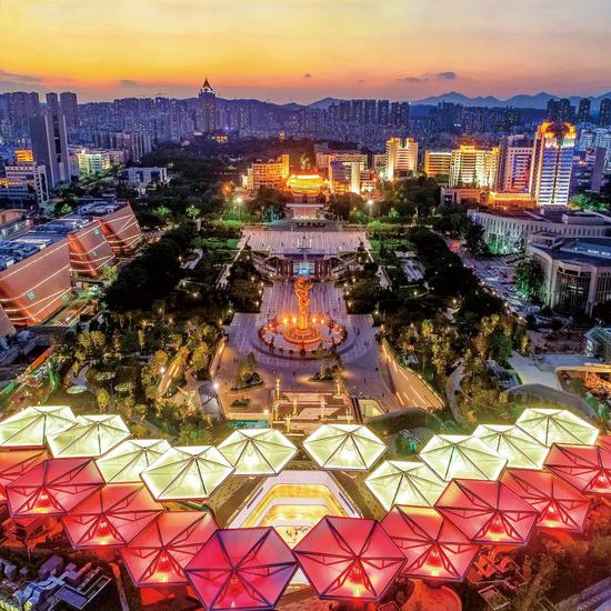 夜幕下的龙城广场.黄志摄于 2019 年.