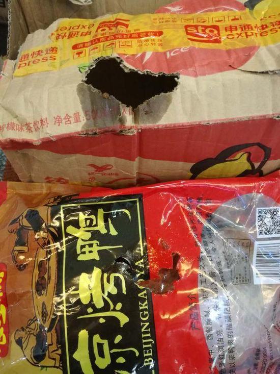 深圳男子快递烤鸭包装现破洞消费者称疑被鼠咬