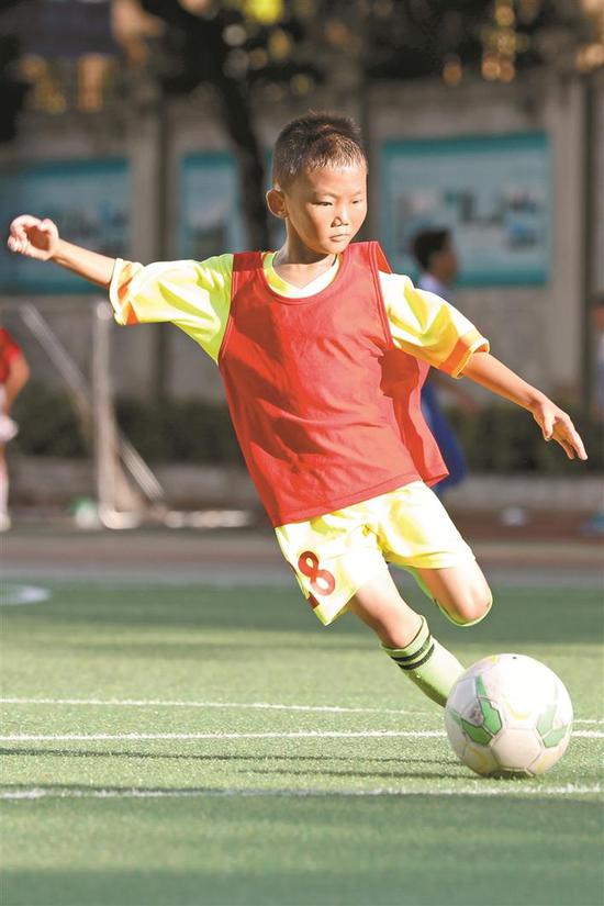 小球员大力射门.