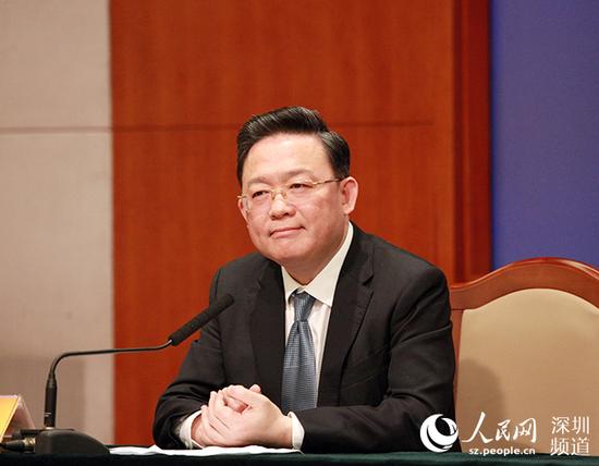 新闻频道 综合资讯 > 正文   在深圳,有一名学者型的官员,格外引人