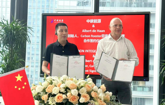 深圳中碳能源董事长兼总裁王祺与Albert共同签署全面合作协议