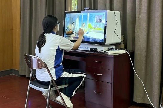 团辅活动上学生体验星智友AI心理师一体机