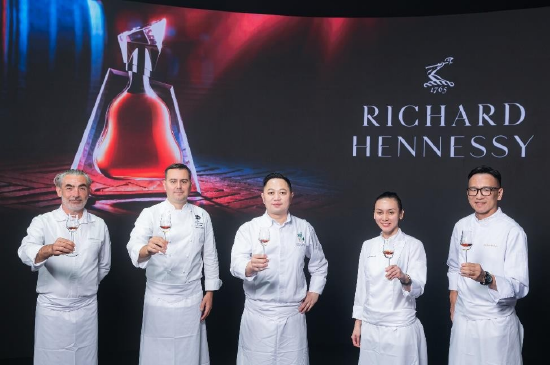 　　（图左至右：摩珀斯酒廊厨艺总监Christophe Duvernois、Alain Ducasse at Morpheus 主厨Cedric Satabin、誉珑轩行政总厨欧阳文彦、风雅厨主厨 Safa Rodas 及天颐餐厅总厨黄赞奇）