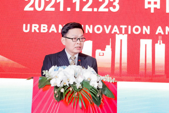 华艺公司总建筑师、广东省勘察设计大师林毅主持学术报告环节。