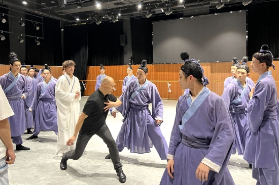 黄启成指导师生排练