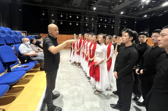 黄启成指导师生排练