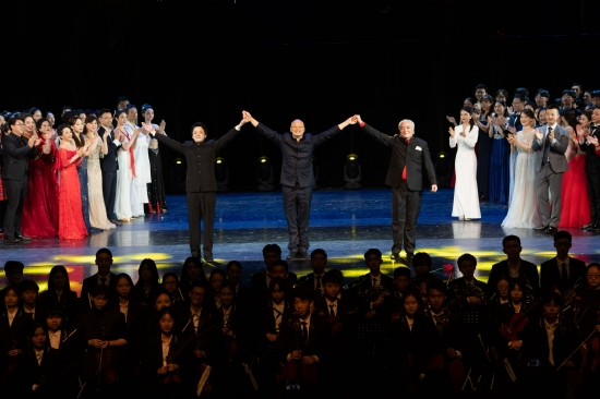 总导演黄启成(中)、执行导演李凡末(左)、指挥雷雩(右)
