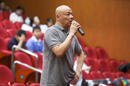 黄启成指导师生排练