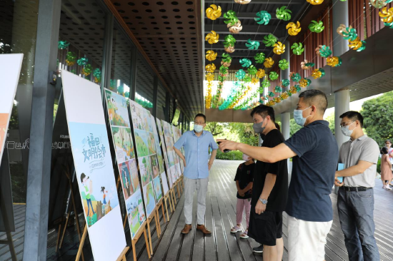 参观《福田文明绘本》展览。