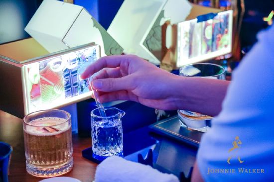 嘉宾品鉴尊尼获加蓝牌酒液