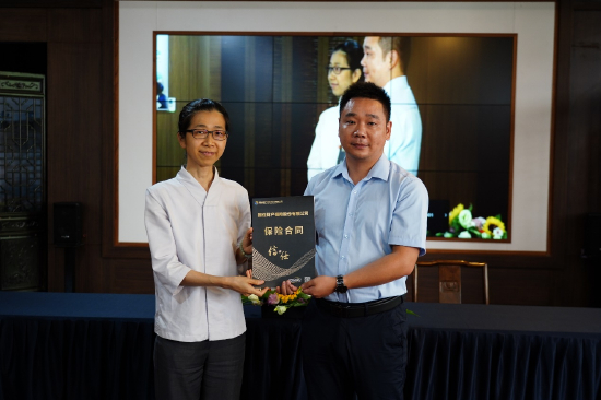 慈济基金会庄雪吟副秘书长代表前海再保险、鹏鼎基金会将保单赠送给苏州高新区新浒学校李丙辉副校长