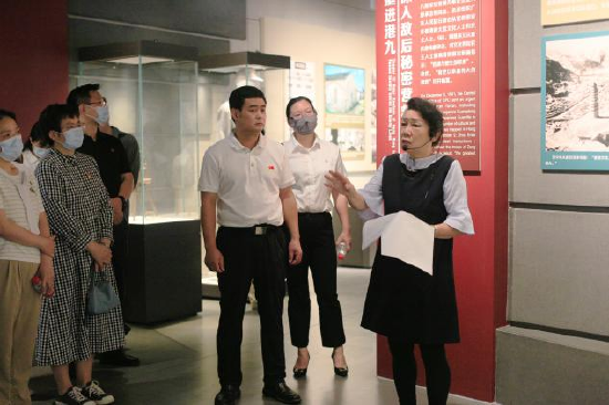 图为周晓瑾教授正在向龙华区税务局党员干部讲述胜利大营救历史事迹