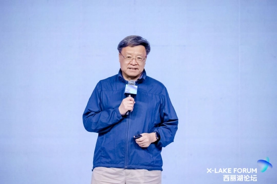  鹏城实验室主任、中国工程院院士高文发表主旨演讲