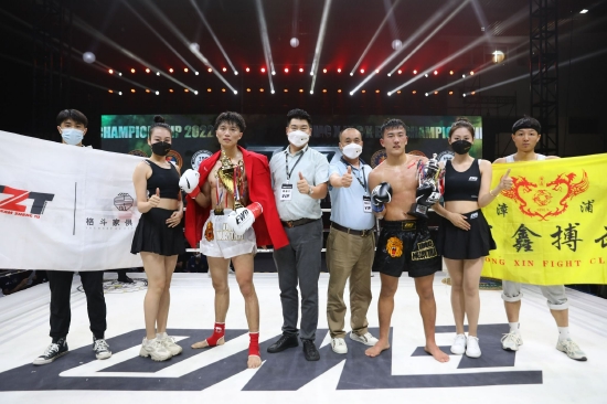 踢拳67KG级比赛颁奖仪式