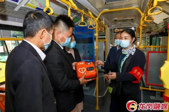 在安全义工联的协助下,东部公交社会共筹配置AED(全自动体外除颤器)、培训司机成为急救员。