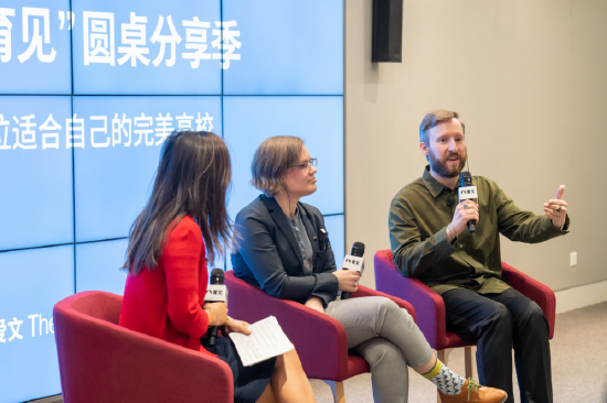 右一：深圳爱文学生健康和升学辅导主任Douglas Ray