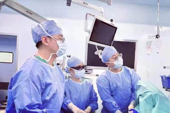 广州中医药大学深圳医院外科主任孙海东教授带领团队为患者进行手术
