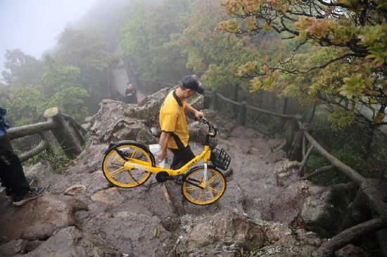美团单车深圳运维员在梧桐山搬运滞留车辆下山 &nbsp; 摄影：赵世凯