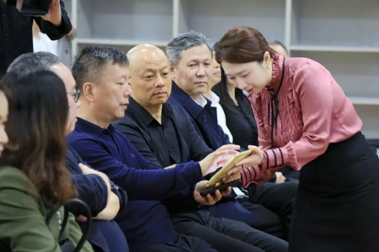 陶诚用“音掌门”给学生现场出题