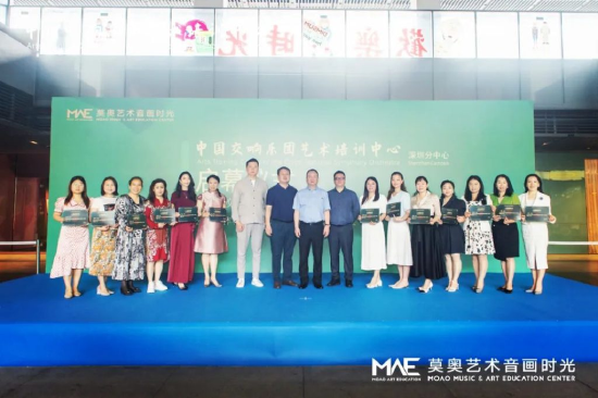 导颁发园长合唱团入团证书