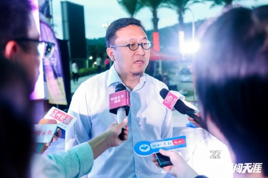 图为活动主办方接受媒体采访