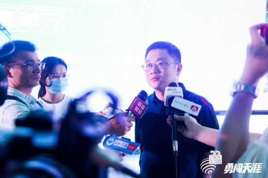 &nbsp; &nbsp; &nbsp; &nbsp; &nbsp; 图为活动合作方代表接受媒体采访
