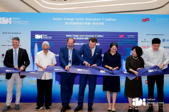 图:意大利驻广州总领事德派罗(Valerio DE PAROLIS)、福田区工业和信息化局四级调研员郭伟娜女士、中国意大利商会代表拉斐尔·库柏(Raphael Cooper)先生,以及深圳市走出去战略合作联盟和深业上城的各位代表出席了意大利设计展开幕式剪彩。