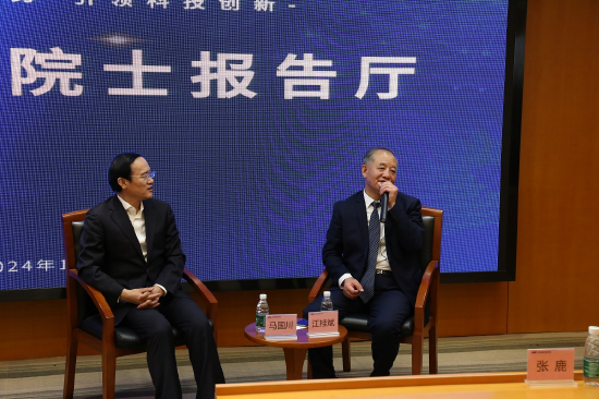 江桂斌院士(右)在回答听众提问