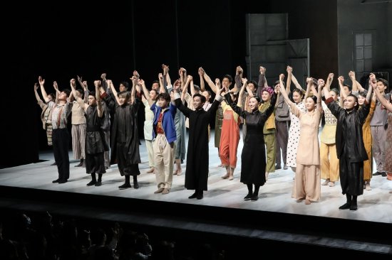 舞剧《咏春》香港首演圆满落幕,主演多次冲台致谢观众。深圳特区报记者 耿超逸 摄