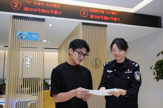 出入境窗口开通“绿色通道”暖心助企