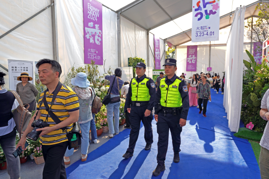 民警在粤港澳大湾区花展巡逻维护秩序