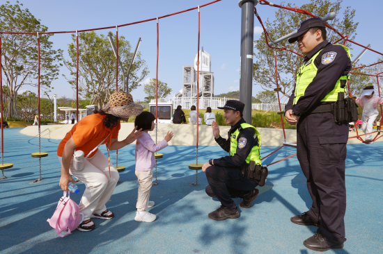 民警提醒观赏群众看护好小孩