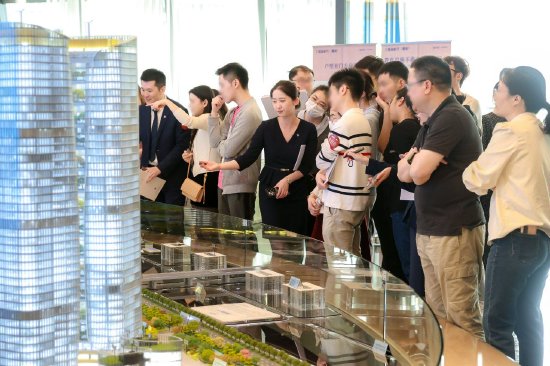 项目展示中心内,工作人员正在介绍本批住宅产品