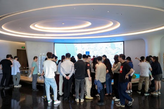 深铁前海时代项目展示中心内实景,现场咨询火热
