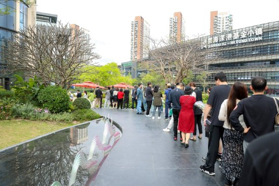 3月23日至26日,尊府Ⅱ开启意向登记,众多市民前往项目展示中心排队等候入场