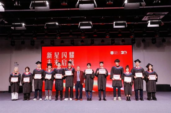 傅院长向优秀毕业生颁发奖学金