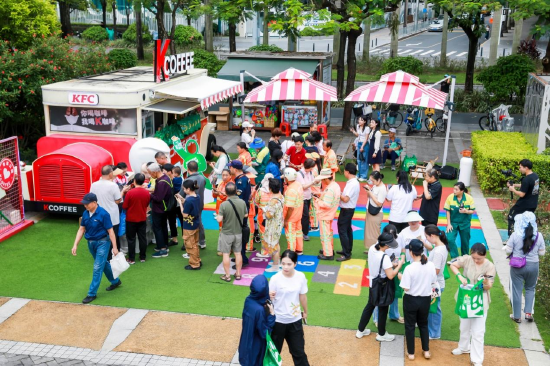 活动吸引大批游园市民排队参与