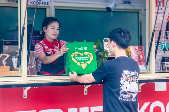 游园市民正在公园餐车领取余量食物