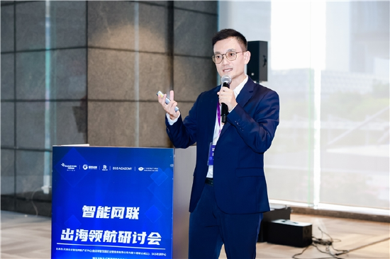 由诺基亚大中华区无线专网事业部市场与业务发展总监郑岩先生(上图)与密卡思创始人何莹联合带来了《智能网联的无线性能的现状与挑战》专题演讲。