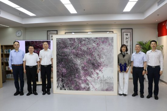 捐赠作品:水墨画《绽放》(2米*2米),是梁桂华创作的深圳主题代表作之一